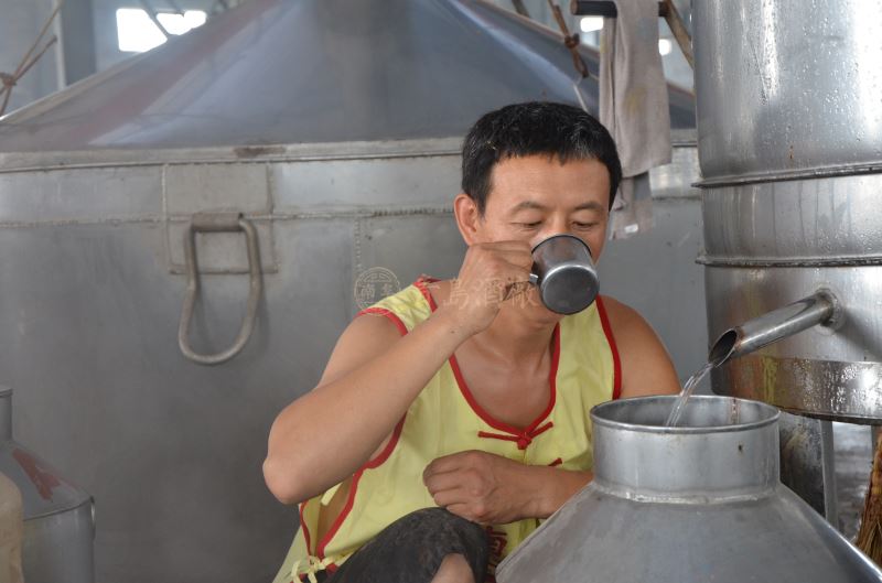 青島酒廠釀酒車(chē)間一(yī)角